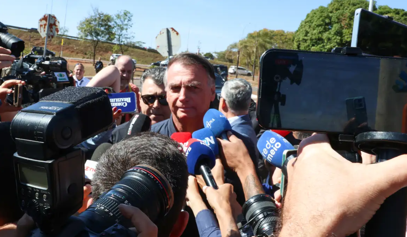 Jair Bolsonaro dando entrevista depois de colocar tornozeleira eletrônica