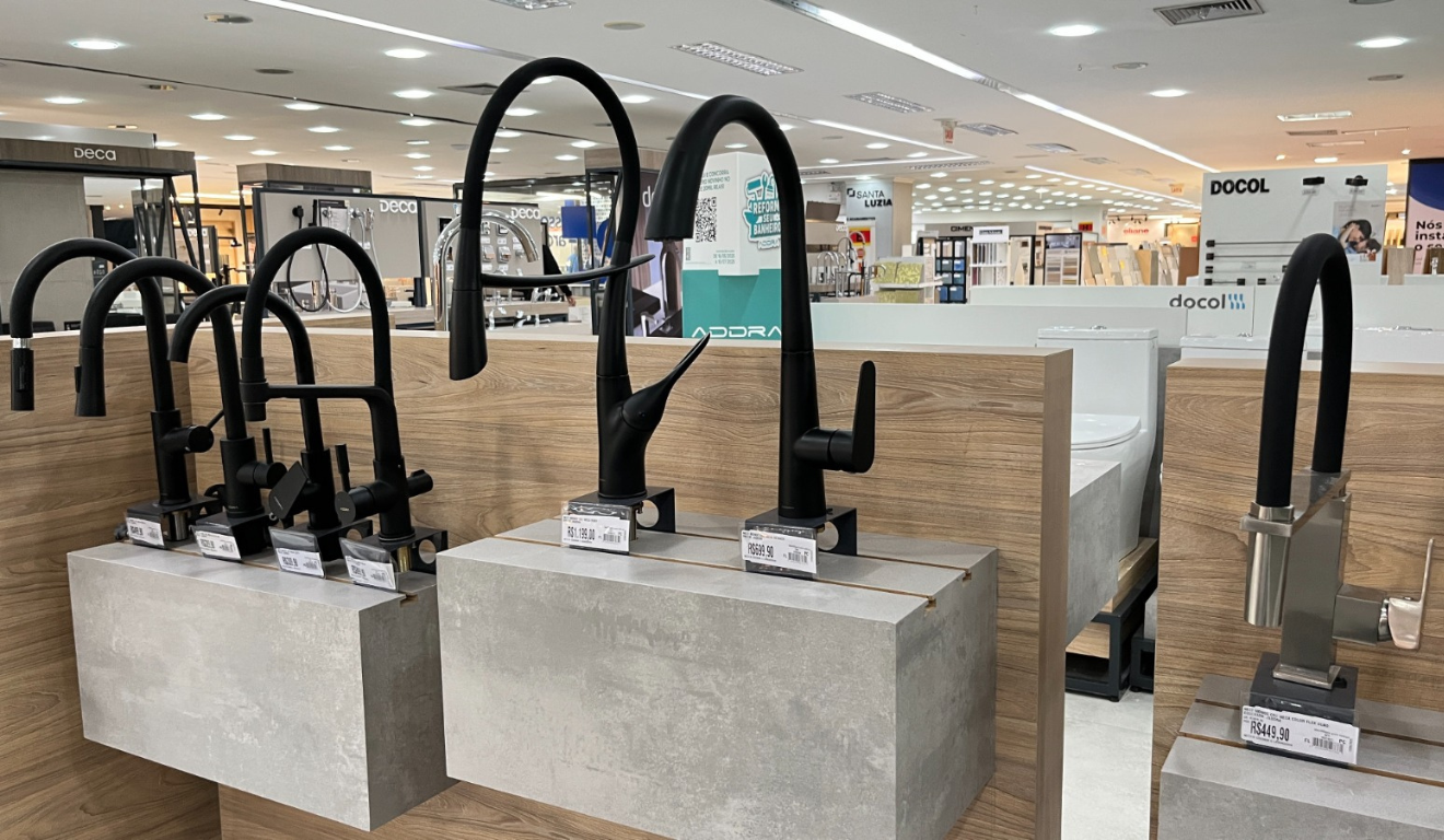 misturador de cozinha exposto em um material de construção