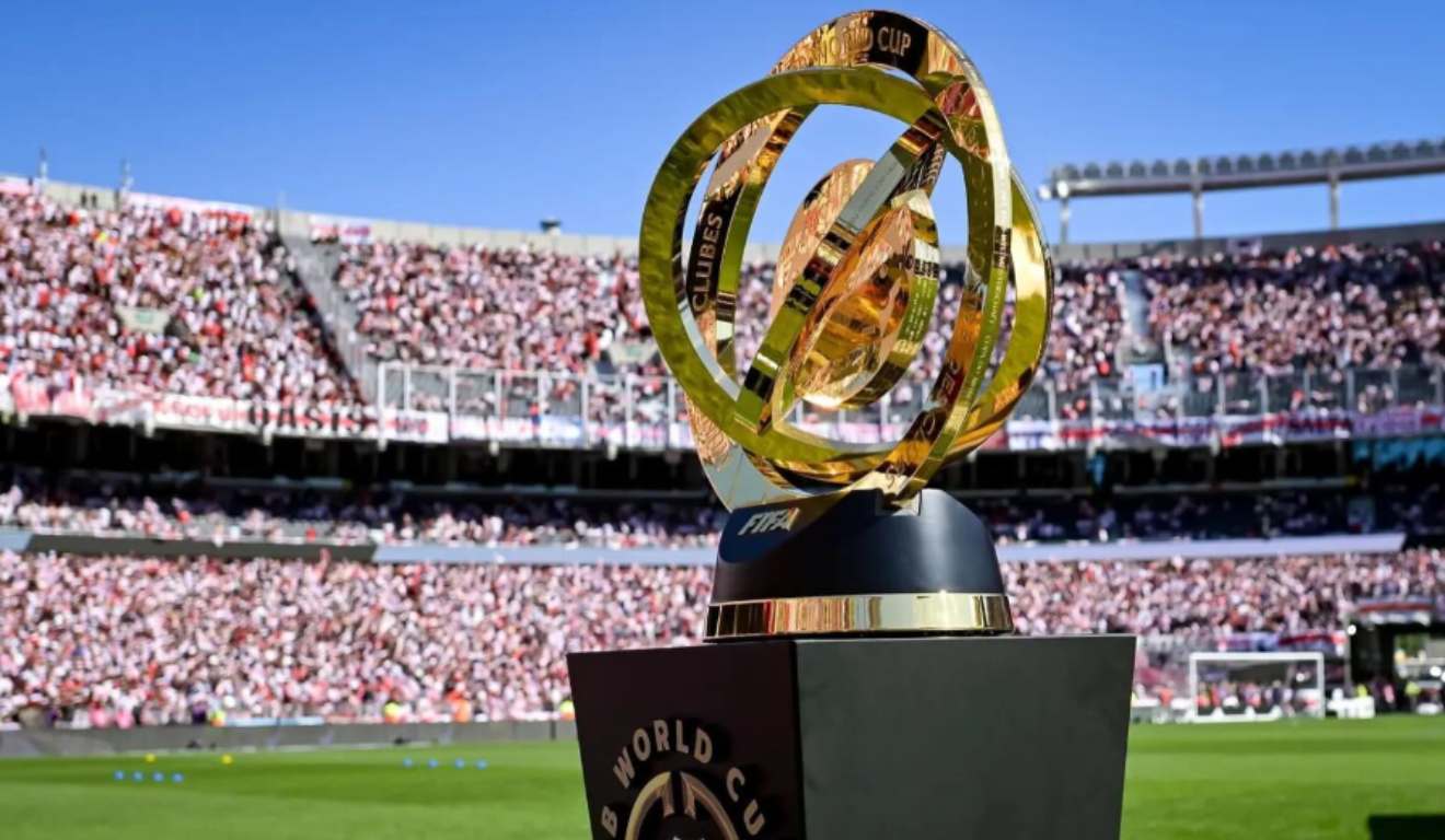Troféu da Copa do Mundo de Clubes que será levantado por PSG ou Chelsea.