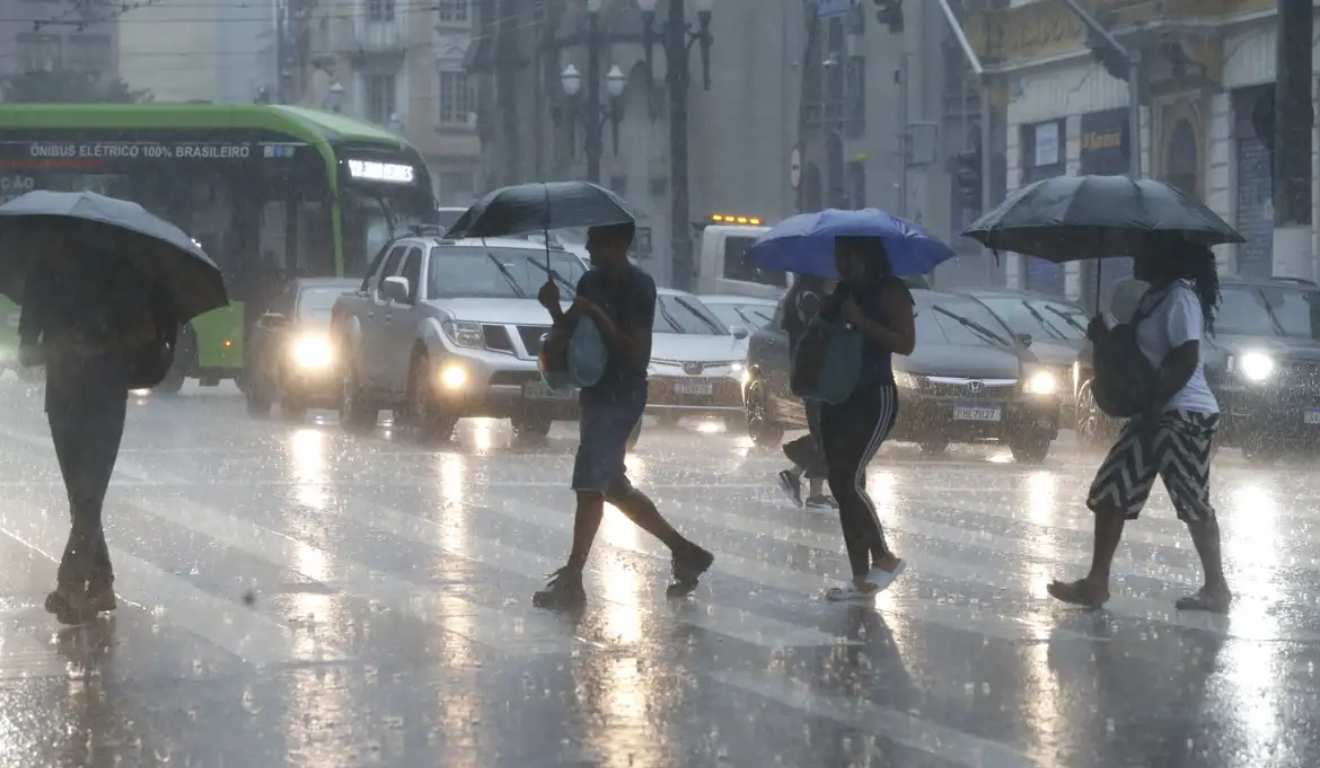 Imagem de chuva em cidade para representar os ventos forte e chuva que vão atingir o Sul do Brasil