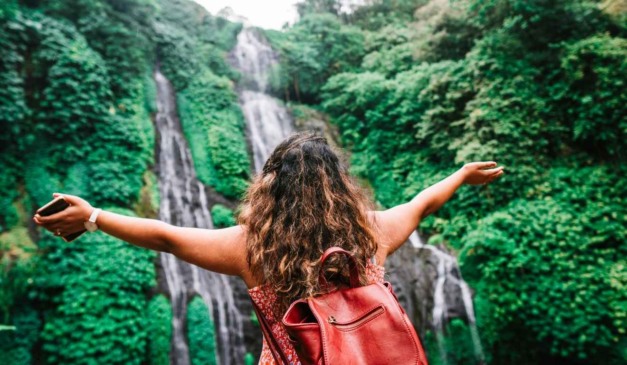 mulher em frente a cachoeira