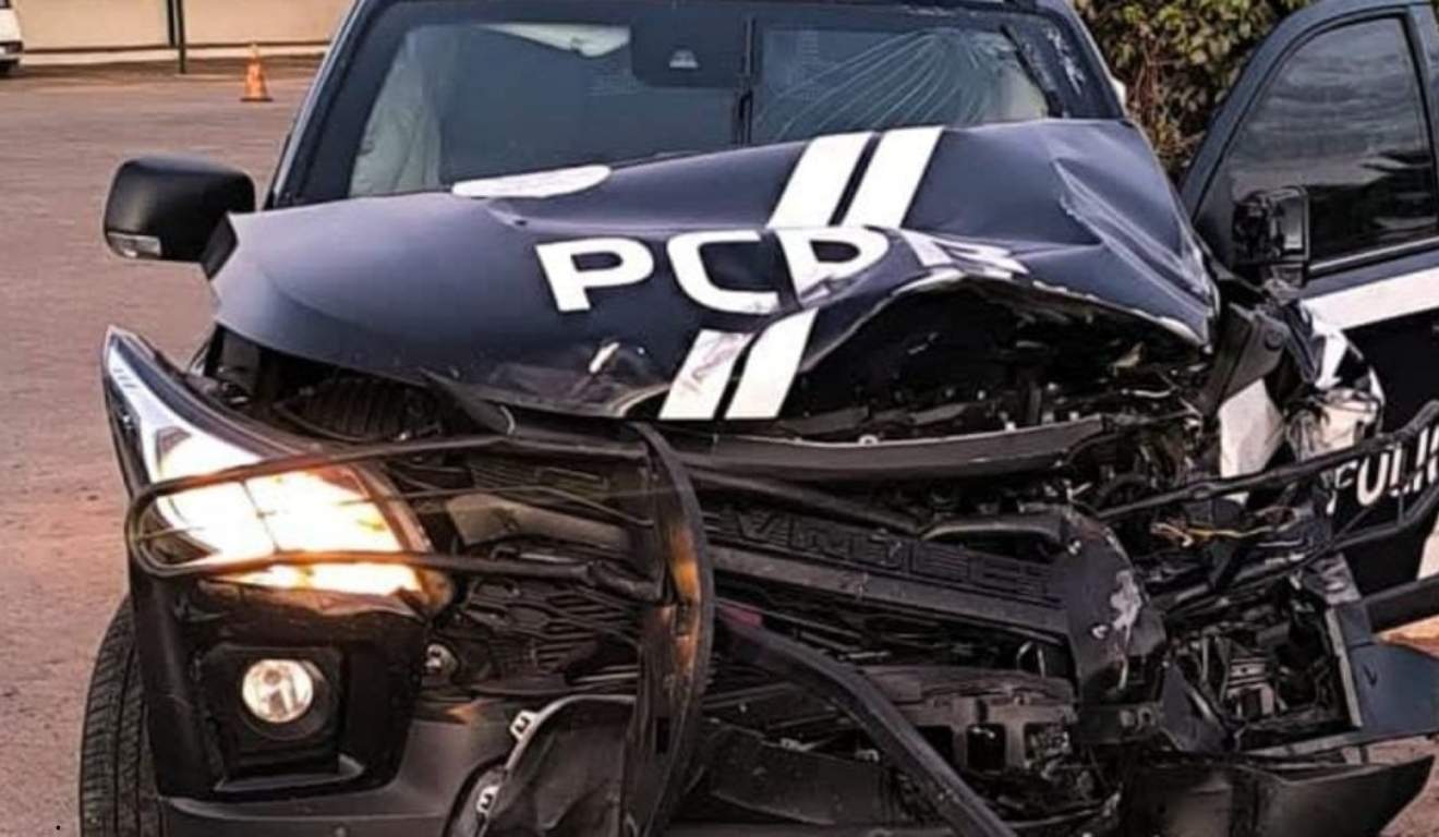 viatura que bateu em caminhão