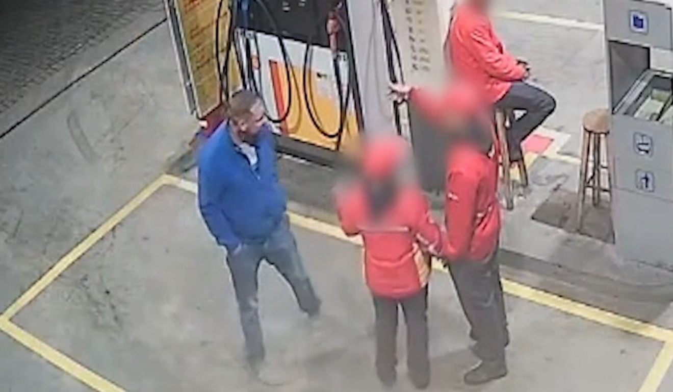 Homem discutindo com frentista. 