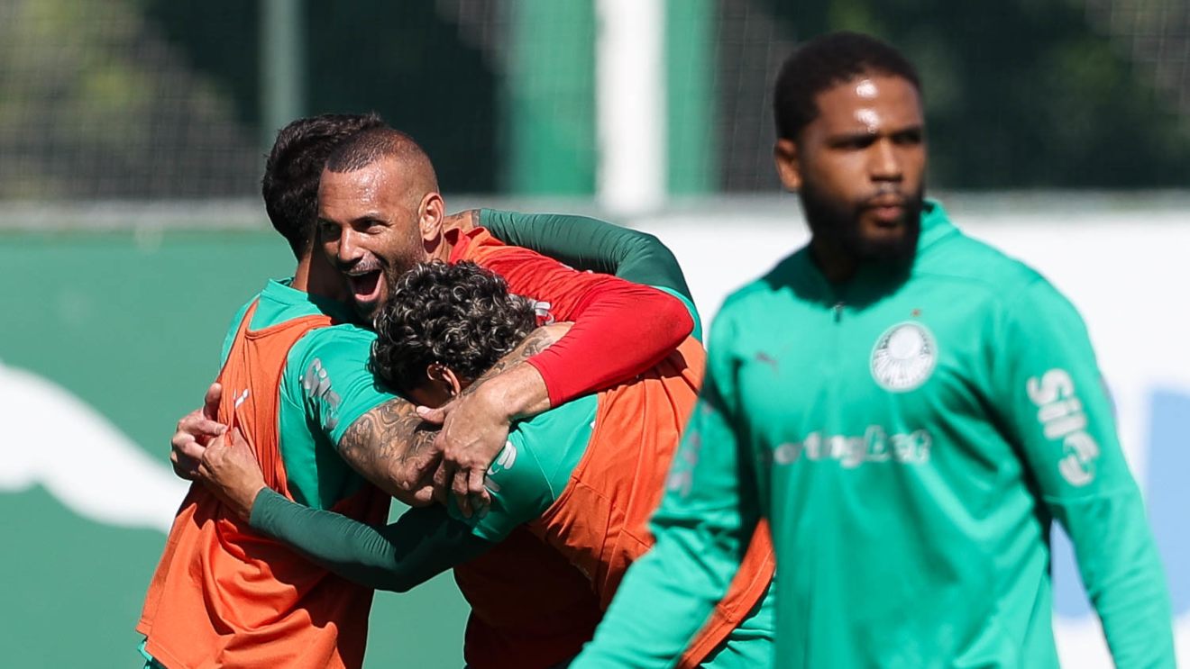 Goleiro Weverton comemora com companheiros o gol no treino do Palmeiras desta terça-feira (15).