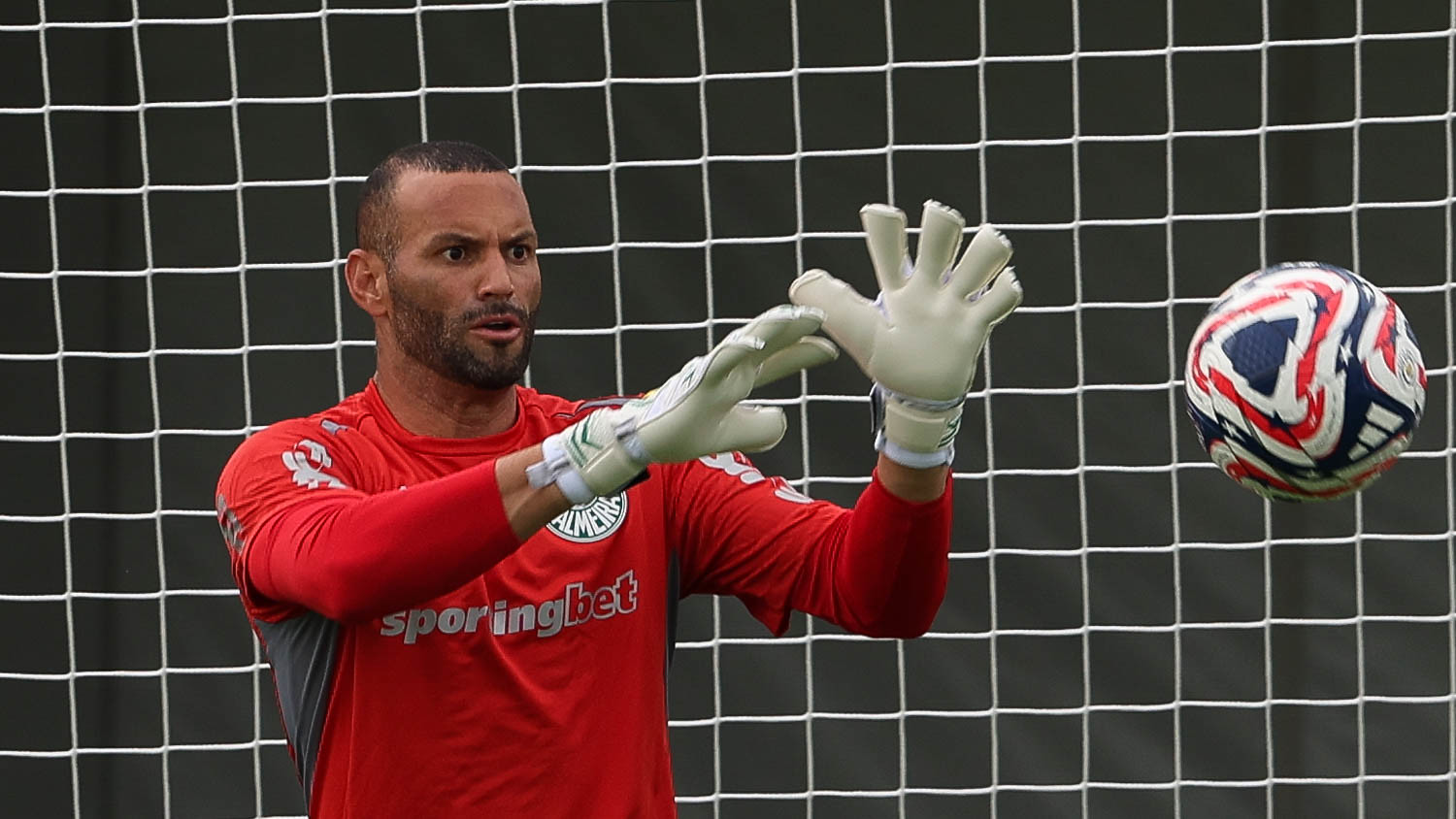 Goleiro Weverton, do Palmeiras, em treino para enfrentar o Chelsea.