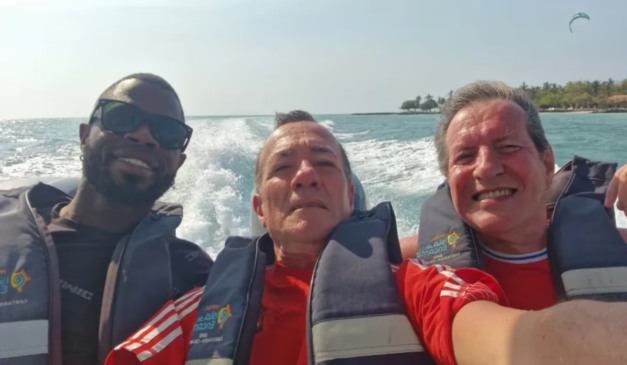 Casal e Yostin em barco.