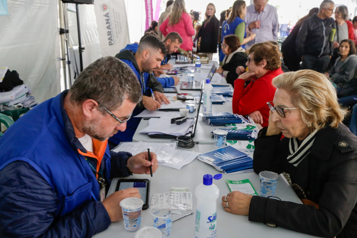 Idosos sendo atendidos durante o mutirão da Carteira da Pessoa Idosa Paranaense