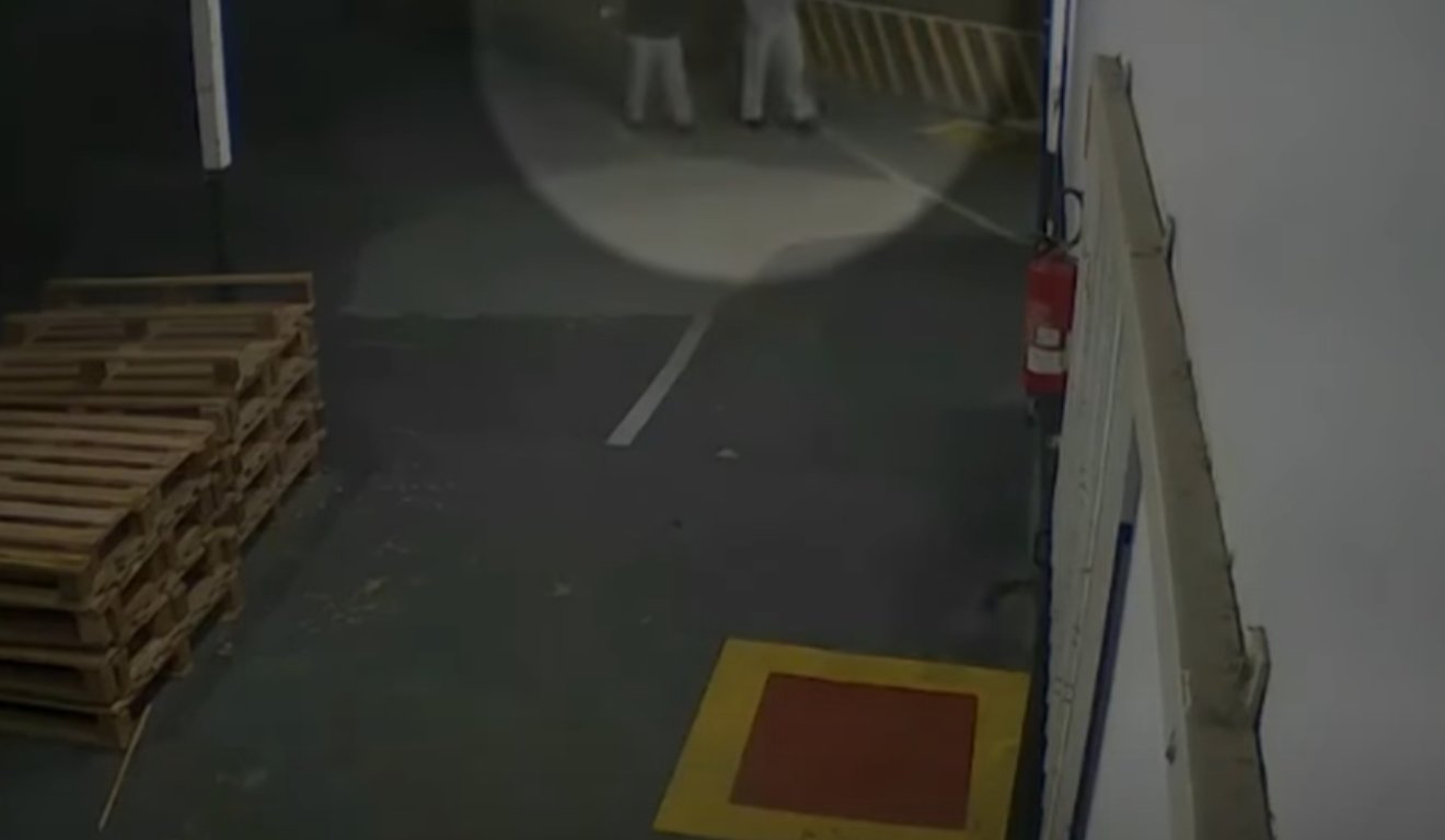 Vítimas andando antes de explosão em fábrica atingir as duas mulheres