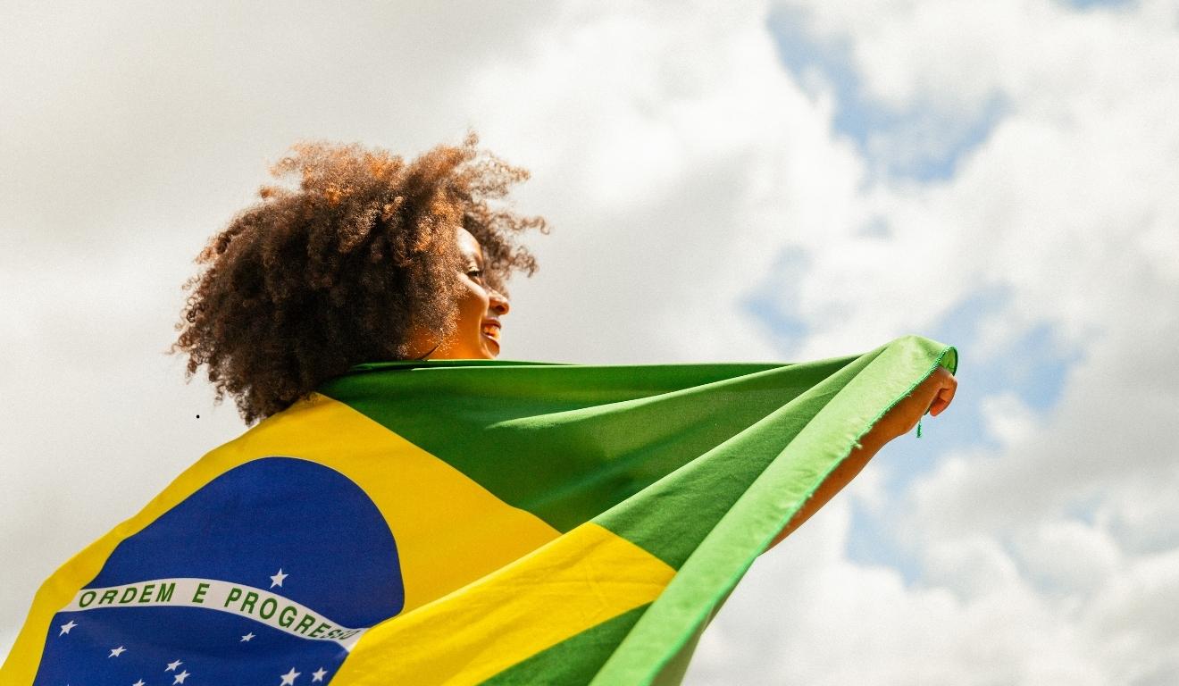 mulher com bandeira do Brasil nas costas