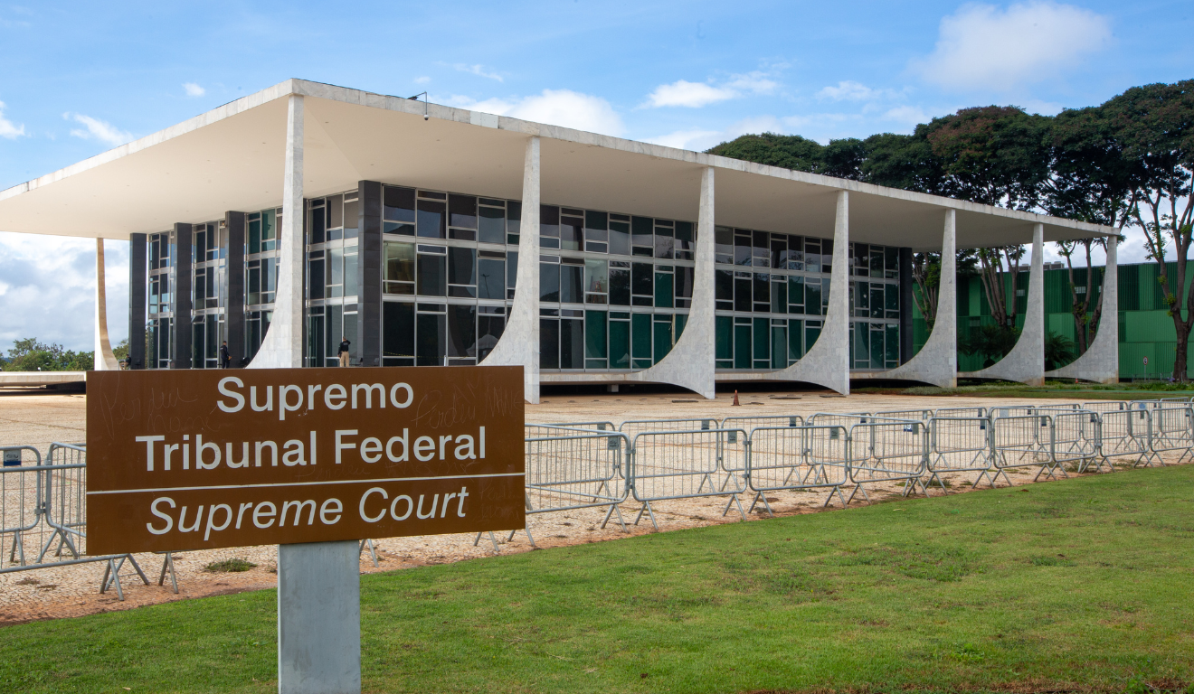 fachada do STF com a placa da descrição na frente