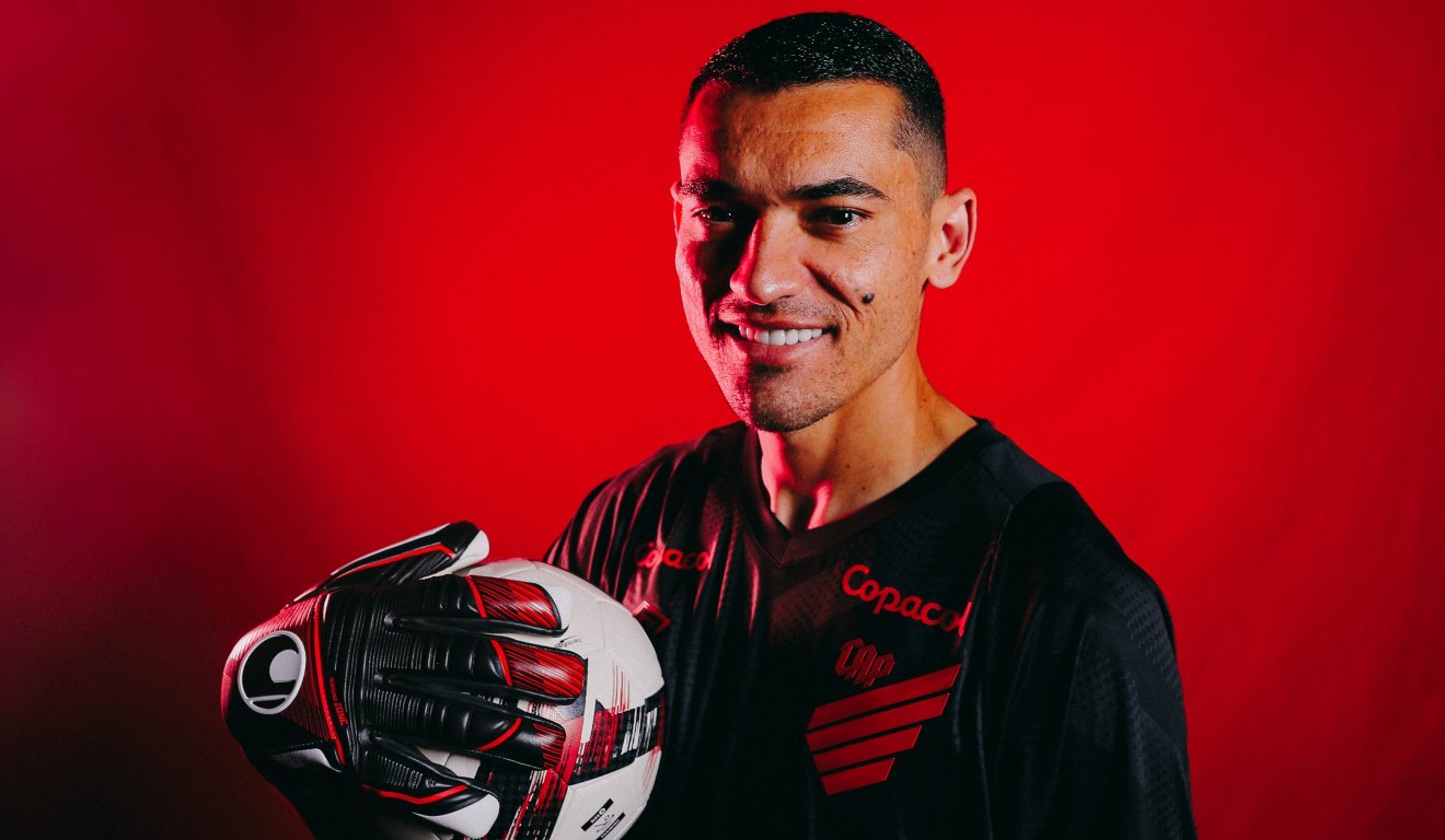 Goleiro Santos, do Athletico.