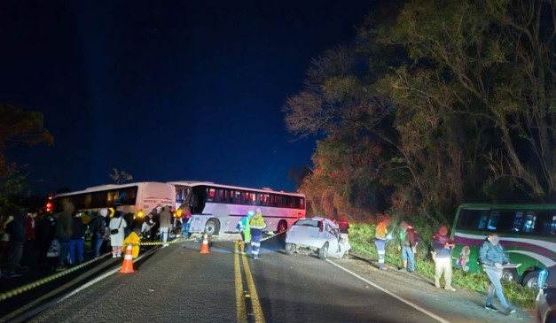 Três ônibus e um carro sofreram acidente na BR-277 no Paraná; duas pessoas morreram