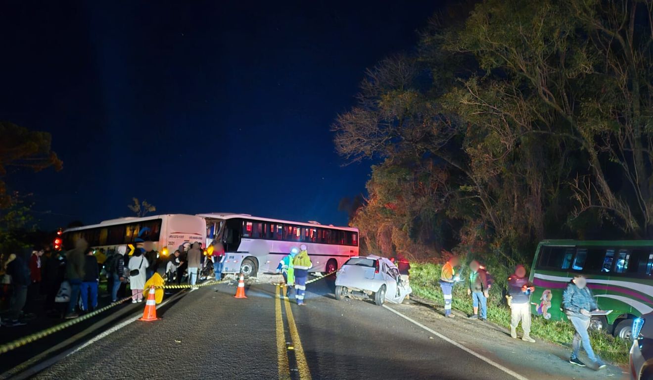 Três ônibus e um carro sofreram acidente na BR-277 no Paraná; duas pessoas morreram