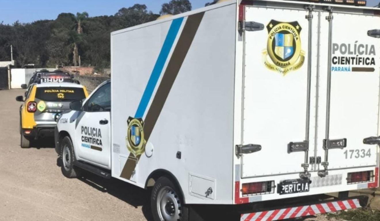 Viatura das Polícias Militar e Científica na casa em que adolescente que escondeu a gravidez da família e deixou feto em armário