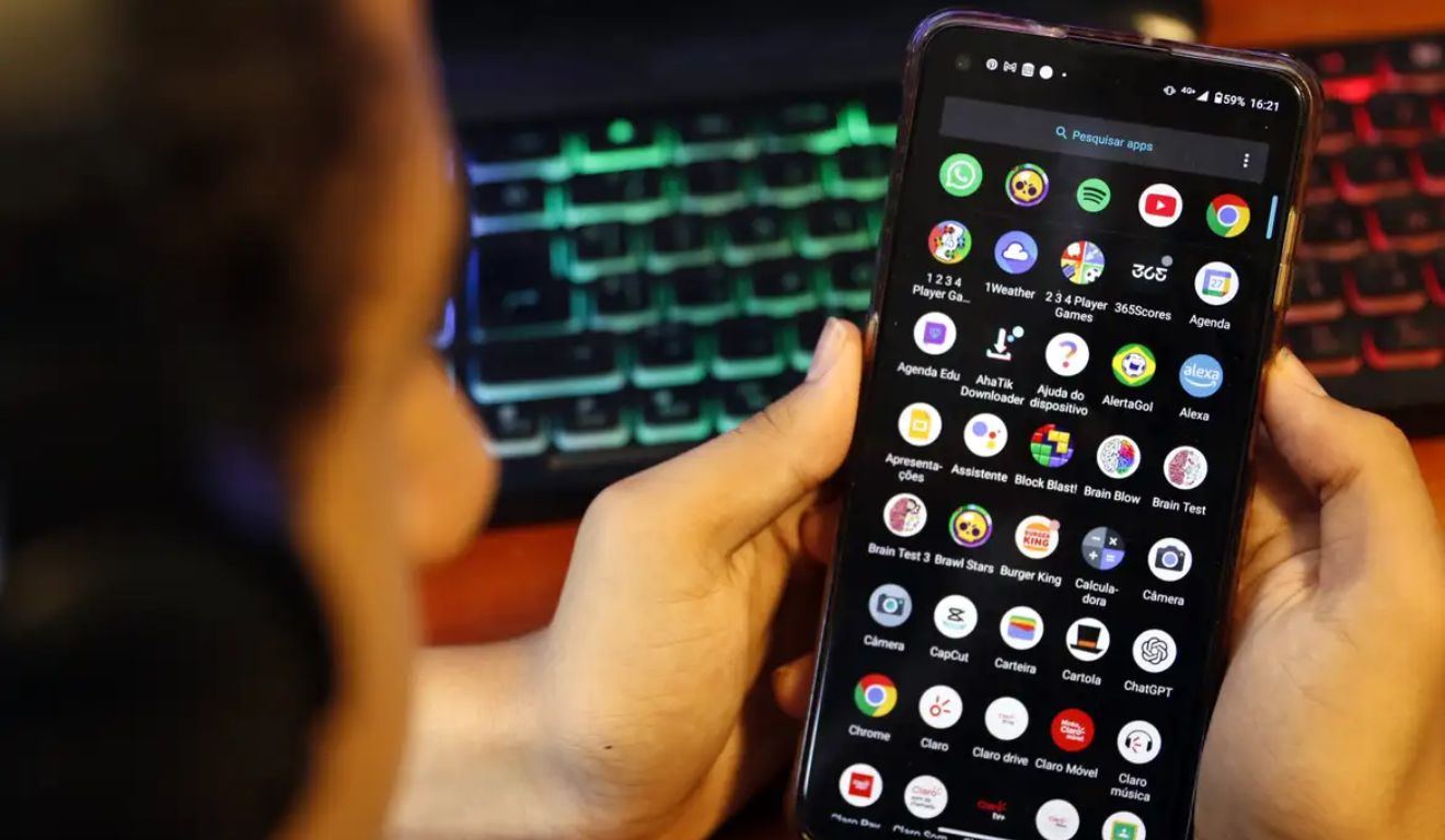 Celular com diversos aplicativos; projeto na Câmara quer coibir adultização de crianças
