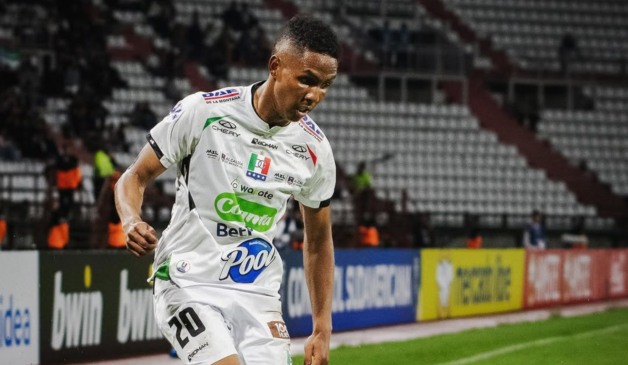 Alejandro Garcia, na mira do Athlertico, em ação pelo Once Caldas