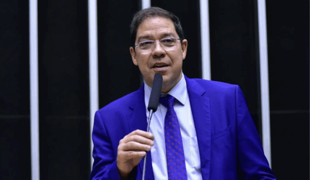 O deputado federal Altineu Côrtes (PL-RJ) durante discurso na Câmara dos Deputados