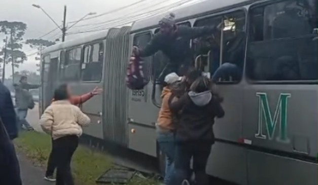 Pessoas pulando do ônibus.