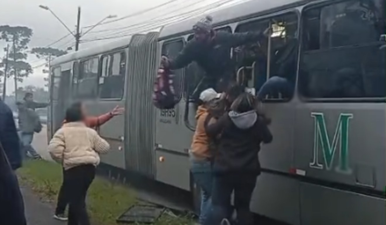 Pessoas pulando do ônibus.