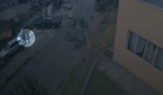 Na imagem Raissa está acompanhada de Marcelo em frente a caminhonete Captiva