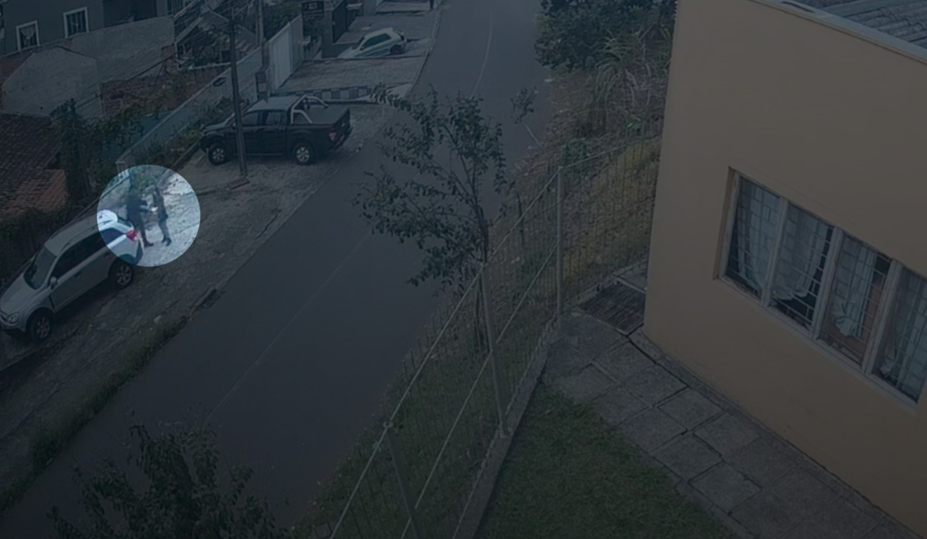 Na imagem Raissa está acompanhada de Marcelo em frente a caminhonete Captiva