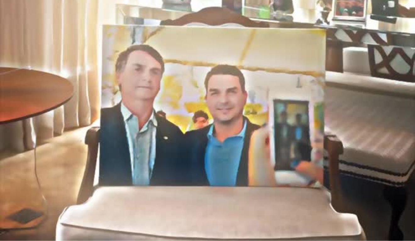 Quadro com Jair Bolsonaro e Flávio Bolsonaro; filho fez homenagem pelo Dia dos Pais
