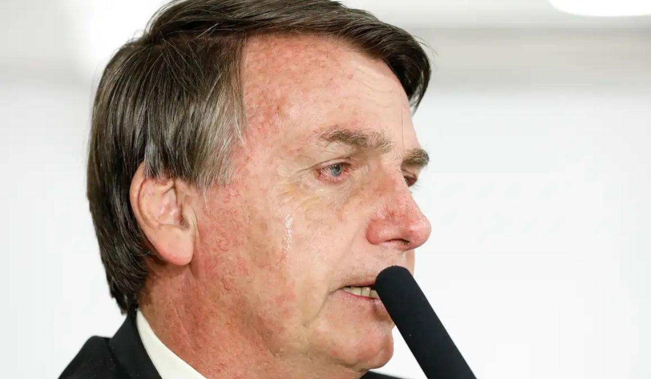 Jair Bolsonaro chora em entrevista; ex-presidente está em prisão domiciliar