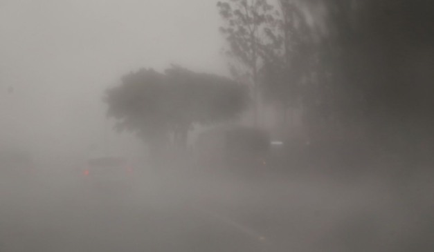 Tempestade em rodovia no Paraná; ciclone deixa cidades do estado em alerta laranja