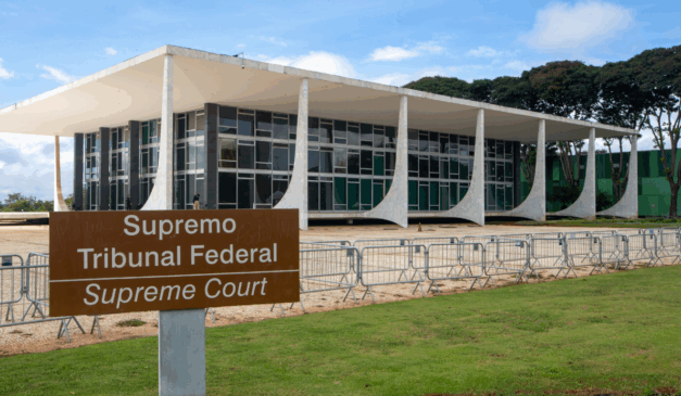 fachada do STF com a placa da descrição na frente