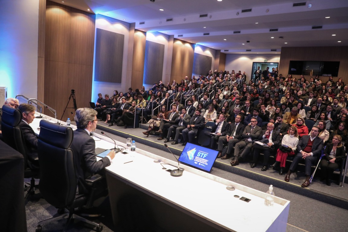 Auditório da OAB-PR lotado durante o evento STF: Defesa da Democracia e o Necessário Respeito ao Devido Processo Legal. Na mesa, quem fala é presidente da Ordem dos Advogados do Brasil - seccional Paraná.