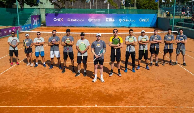 Jogadores de tênis em quadra, em Maringá