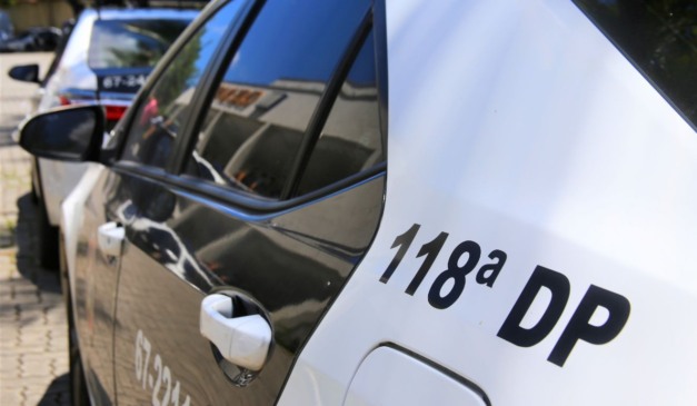 Viatura da Polícia Civil do RJ; policiais prenderam ex-inspetor que abusou alina e bisneta em escola