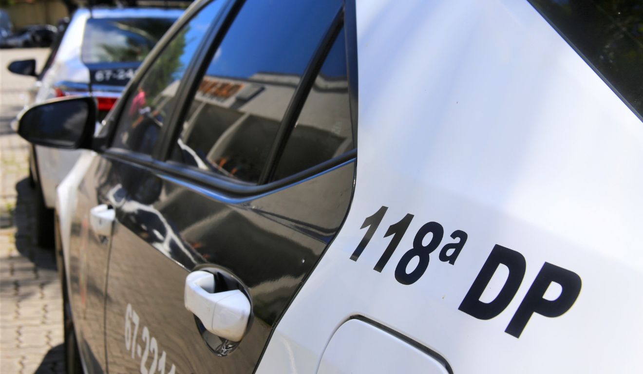 Viatura da Polícia Civil do RJ; policiais prenderam ex-inspetor que abusou alina e bisneta em escola