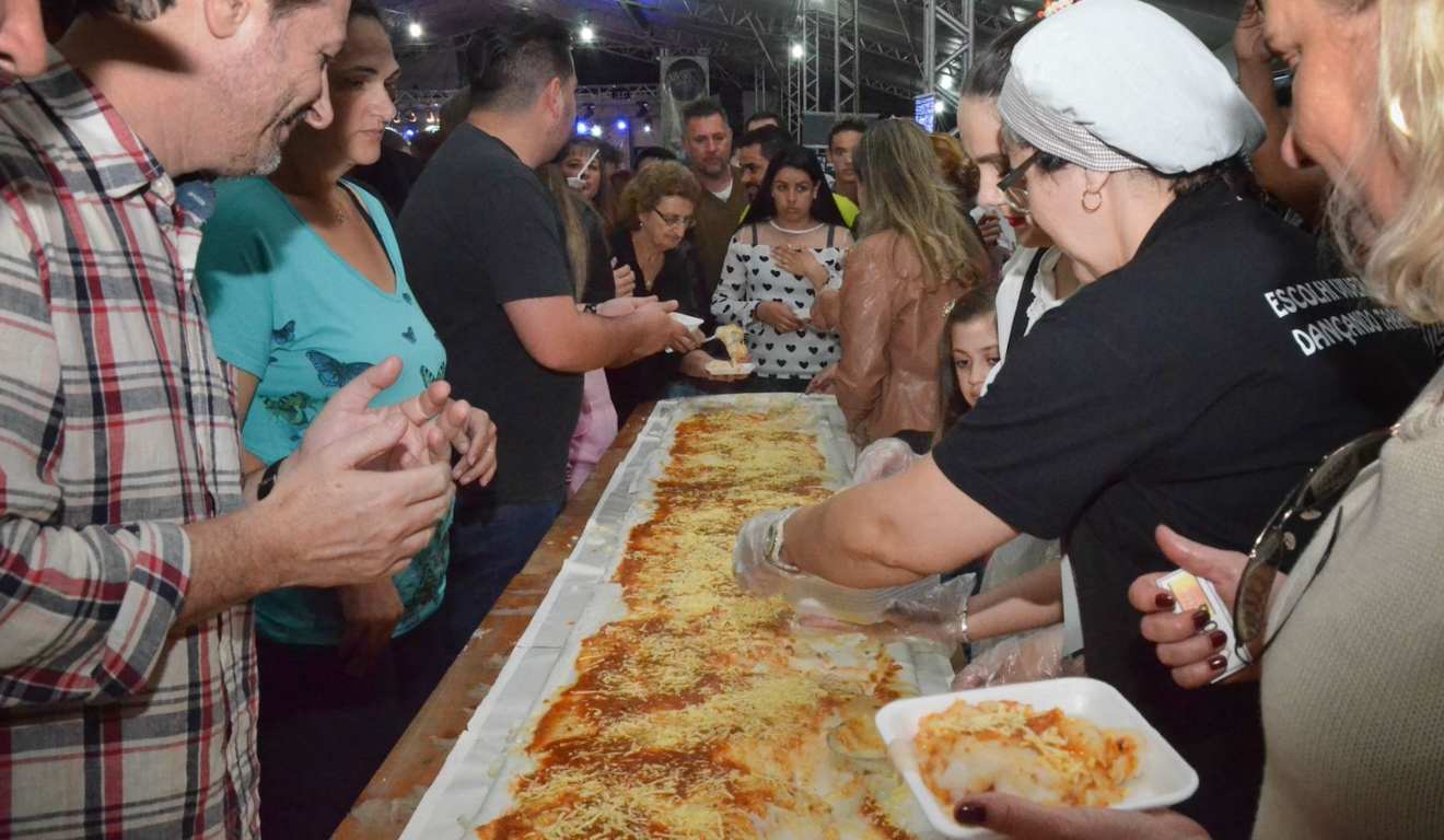 Polenta sendo servida.