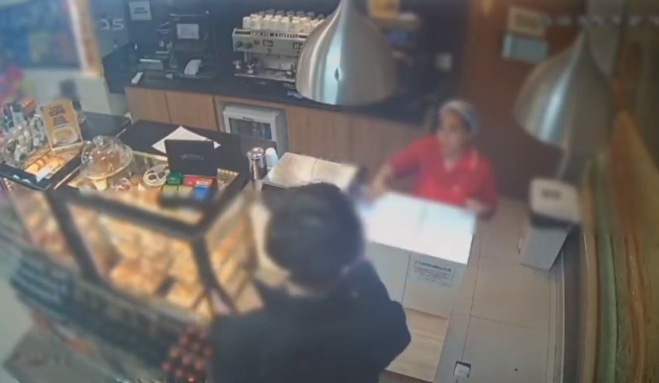 Imagens de câmera de segurança mostraram discussão entre frentista e cliente; vítima acusou suspeito de racismo