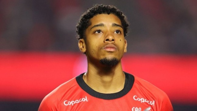 Riquelme, volante do Athletico.