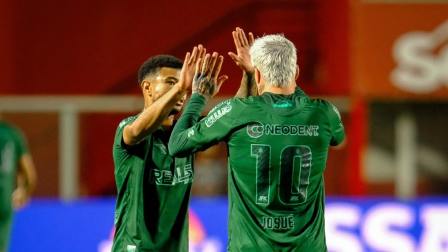 Lucas Ronier e Josué, do Coritiba.