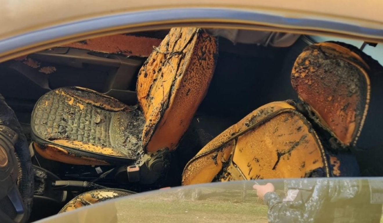 Bancos do carro abandonado e incendiado por suspeitos de matarem homem em Curitiba