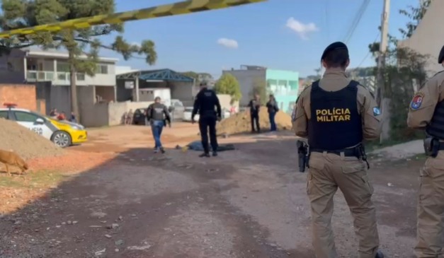 Policiais militares no local em que homem foi baleado na cabeça em Curitiba