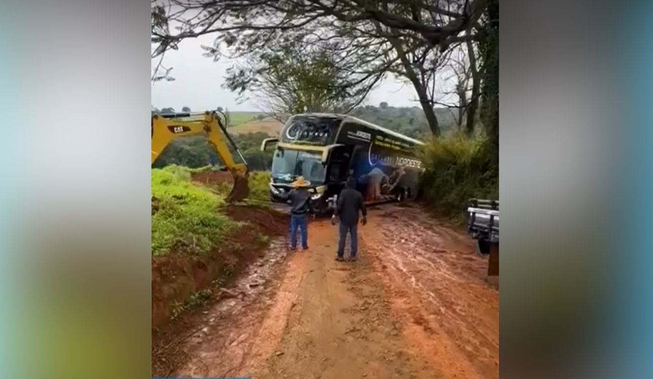 ônibus furtado por homem que fugiu de cadeia atolado em estrada rural no Paraná