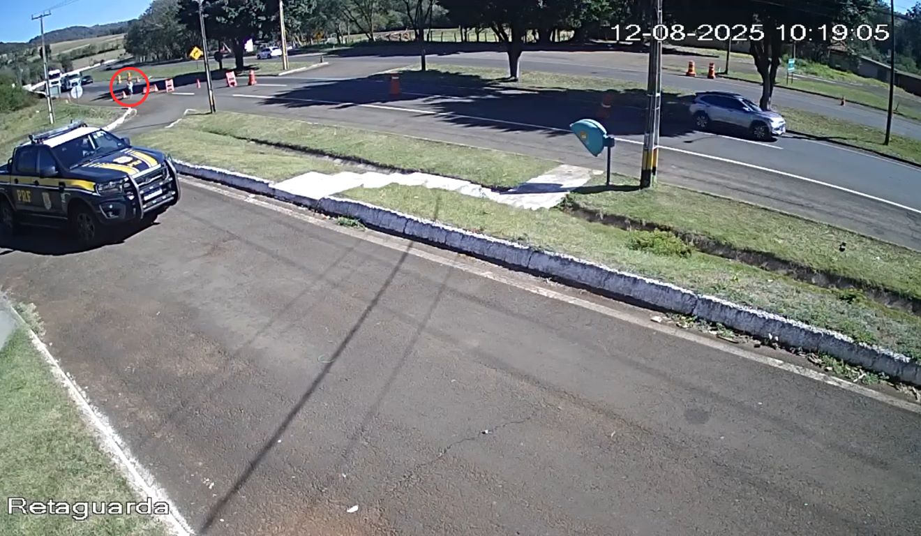 Imagem de câmera de segurança mostra homem que pulou de carro em movimento correndo até unidade da PRF no Paraná.