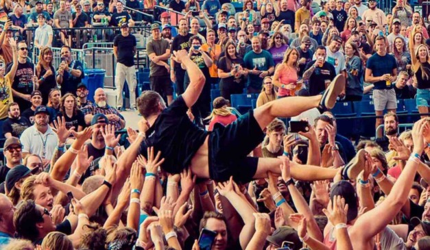 Público do I Wanna Be Tour.