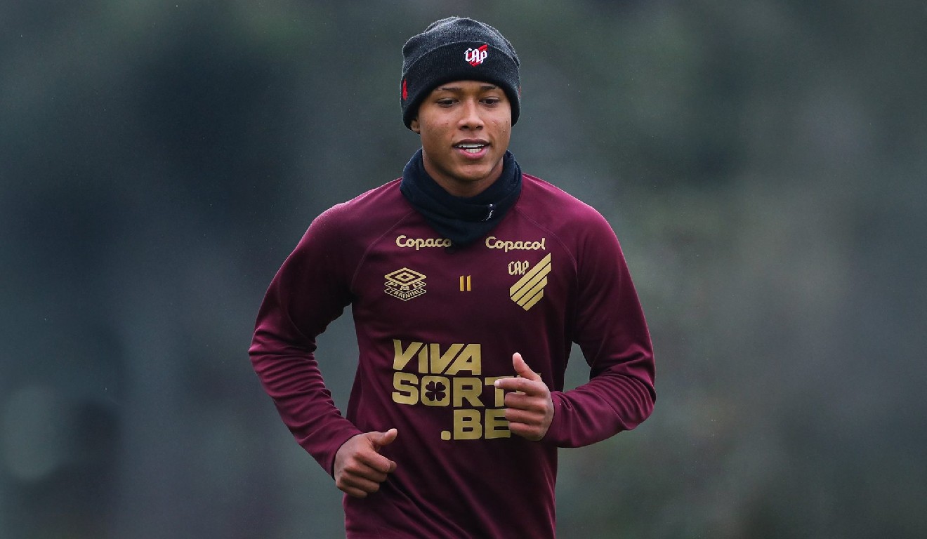 Issac em treino do Athletico