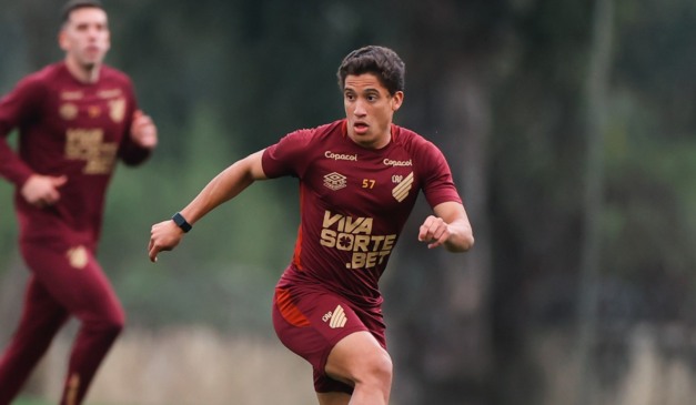 João Cruz em treino do Athletico n o CT do Caju