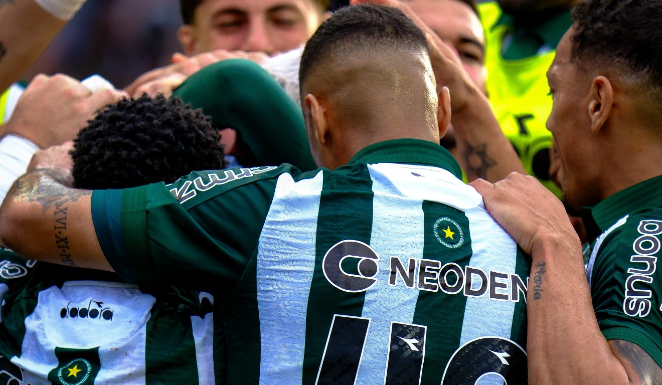 Jogadores do Coritiba comemoram gol