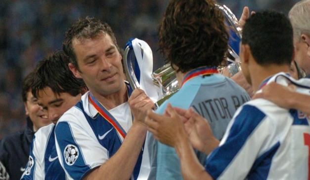 Jorge Costa levanta a taça da Champions pelo Porto, em 2004