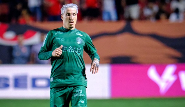 Josué em ação em Vila Nova x Coritiba