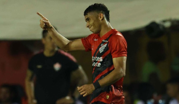 Julimar comemora gol pelo Athletico em 2024