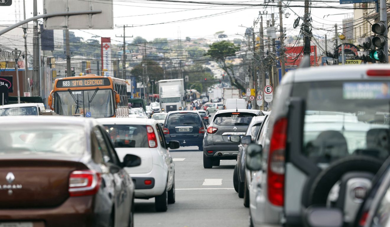 Diversos carros em rua movimentada