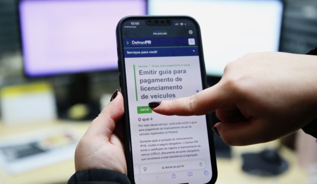 Celular mostra como fazer o pagamento do licenciamento de veículos no Paraná
